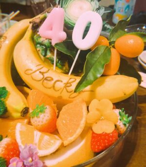 Becky Instagram - 誕生日の夜。
幸せだったなぁ。
ご近所さんが、素敵なお祝いをしてくれて。
この風船も前日から集まって膨らませてくれてたみたいで😭❤️
そしてこんなかわいいティアラがあるなんて！
うん！
40という数字、輝いてる！
こんな感じでがんばろーう！
みんないつもありがとう！！！！！