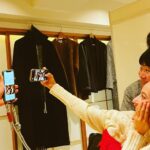 Becky Instagram – めっきり友だちと遊ぶ時間が減った。
でも、年末にこの5人で集まれて嬉しかった！
5年前とおんなじ写真を撮ってみたよ🤣
どう？
いい感じに歳重ねてる？笑

3枚目の写真はメイキングです。
助手さんが5年前の写真見せてくれて、それ観ながらやった🌈