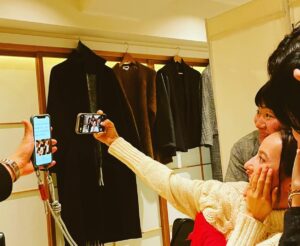 Becky Instagram - めっきり友だちと遊ぶ時間が減った。
でも、年末にこの5人で集まれて嬉しかった！
5年前とおんなじ写真を撮ってみたよ🤣
どう？
いい感じに歳重ねてる？笑

3枚目の写真はメイキングです。
助手さんが5年前の写真見せてくれて、それ観ながらやった🌈