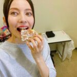 Becky Instagram – 昨夜、東京ドームで行われた『クリエイタードリームフェス』というイベントに出演させていただきました！
コムドットプロデュースのクリエイターたちの祭典！MCのひゅうがさんの横に立たせていただきました。

いやー、楽しい〜。
楽しかったーーーー！
クリエイターのみなさん、すごーーー！
こんな夢の大舞台に立たせていただき、ただただ感謝です！

本番前にひゅうがくんに『何か気をつけることある？』って聞きに行ったら『ないっす！もう、楽しんでやりましょう！』って言ってくれて、どっちが先輩！？みたいな。
お仕事を楽しむことの大切を学びました。

他のメンバーも最高。

夢の宣言のステージで、一言一言丁寧に紡いでるあむぎりくんのまっすぐな姿に胸打たれました。

本番でダンク決めちゃうスター性がありながら、私のくだらない悪ノリにガハハと笑ってくれる少年のようなゆうたくんに救われました。

あんな大舞台でもブレず、変わらず、自分らしくいられるゆうまくんの姿に刺激を受けました。

そして総合プロデューサーのやまとくん！
サングラスでカッチョよく登場する姿も素敵だったけど、『ダサかった』って自分に言えちゃうのもカッチョいいと思いました！

昨日アップデートされたコムドット、私は応援します！

他のクリエイターのみなさん、スタッフのみなさん、そして何よりも長時間盛り上がってくれたファンの皆さま、PPVをご覧になってた皆さま、ありがとうございました！

ちょっとまだ書きたいことあるから、今日、CDFについてアメブロ鬼更新する🤣

追伸
終演後はメンディー君の差し入れドーナツをぱくり。
いつもとは違うキラキラメイクわかるー？✨