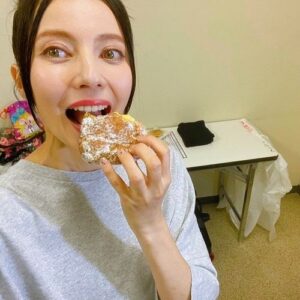 Becky Instagram - 昨夜、東京ドームで行われた『クリエイタードリームフェス』というイベントに出演させていただきました！
コムドットプロデュースのクリエイターたちの祭典！MCのひゅうがさんの横に立たせていただきました。

いやー、楽しい〜。
楽しかったーーーー！
クリエイターのみなさん、すごーーー！
こんな夢の大舞台に立たせていただき、ただただ感謝です！

本番前にひゅうがくんに『何か気をつけることある？』って聞きに行ったら『ないっす！もう、楽しんでやりましょう！』って言ってくれて、どっちが先輩！？みたいな。
お仕事を楽しむことの大切を学びました。

他のメンバーも最高。

夢の宣言のステージで、一言一言丁寧に紡いでるあむぎりくんのまっすぐな姿に胸打たれました。

本番でダンク決めちゃうスター性がありながら、私のくだらない悪ノリにガハハと笑ってくれる少年のようなゆうたくんに救われました。

あんな大舞台でもブレず、変わらず、自分らしくいられるゆうまくんの姿に刺激を受けました。

そして総合プロデューサーのやまとくん！
サングラスでカッチョよく登場する姿も素敵だったけど、『ダサかった』って自分に言えちゃうのもカッチョいいと思いました！

昨日アップデートされたコムドット、私は応援します！

他のクリエイターのみなさん、スタッフのみなさん、そして何よりも長時間盛り上がってくれたファンの皆さま、PPVをご覧になってた皆さま、ありがとうございました！

ちょっとまだ書きたいことあるから、今日、CDFについてアメブロ鬼更新する🤣

追伸
終演後はメンディー君の差し入れドーナツをぱくり。
いつもとは違うキラキラメイクわかるー？✨