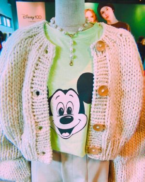Becky Instagram - @wcjapan 
千夏ちゃんのブランドの展示会！
いっぱい買っちゃった！(服)
いっぱい食べちゃった！(ケータリング)

お洋服届くの楽しみー！
たぶんそのうち芸能人みんなミッキーのTシャツ着る時期みたいなのがやってくる気がする🤣
かわいすぎでしょ！

楽しい時間をありがとう🌈

清水はいいかげんにしなさい！！！！！