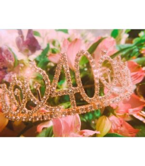 Becky Instagram - 誕生日の夜。
幸せだったなぁ。
ご近所さんが、素敵なお祝いをしてくれて。
この風船も前日から集まって膨らませてくれてたみたいで😭❤️
そしてこんなかわいいティアラがあるなんて！
うん！
40という数字、輝いてる！
こんな感じでがんばろーう！
みんないつもありがとう！！！！！