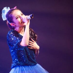Becky Instagram - 昔の写真で失礼します！
ライブさせていただきます！

ベッキー♪♯ 一夜限りのアコースティックライブ『月夜に再会を』

2024年2月11日(日・祝)
開場：18:30　開演：19:00
場所：青山 月見ル君想フ

“一夜限り”なんて言葉、ビッグアーティストしか許されないのにすみません🫶

ありがたいことに、今でも私の曲を聴いてくださってる方、ライブを望んでくださった方がいまして、今回やろう！と思いました！
今日が実はタレントベッキーのデビュー25周年の日なんです。
なので私なりの恩返しのような気持ちです！
ぜひよろしくお願いします！

ありがたいことに「LINE VOOM」さんにご協力頂き、独占生配信もされるので、地方の方はぜひそちらで🌈

チケット抽選受付は、
12月4日(月) 12:00~12月15日(金)18:00まで

どうぞよろしくお願いいたします！

さーて、何うたお！
好きな曲ありますか？？

あ、『風のしらべ』は100%歌います！笑