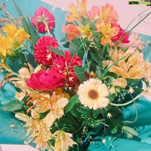 Becky - 7K Likes - みなさま、たくさんのメッセージ、ありがとうございました。
昨日は最高すぎるお誕生日でした。
@sowel_by_katagirikakien の片桐さんが心をこめて育てたお花たちをお誕生日という事でたくさん贈ってくださり、さらにそこに @duft__jp のちえみさんが私が好きそうなお花を重ねて届けてくださいました。
おうちが美しいお花でいっぱいです!
本当に本当にありがとうございます。
いやー嬉しい。
ご縁に感謝です。