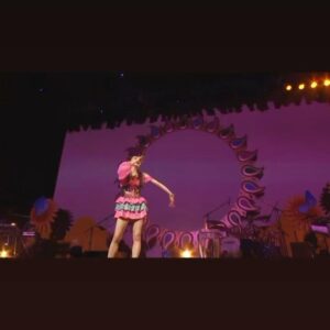 Becky Instagram - 昔の写真で失礼します！
ライブさせていただきます！

ベッキー♪♯ 一夜限りのアコースティックライブ『月夜に再会を』

2024年2月11日(日・祝)
開場：18:30　開演：19:00
場所：青山 月見ル君想フ

“一夜限り”なんて言葉、ビッグアーティストしか許されないのにすみません🫶

ありがたいことに、今でも私の曲を聴いてくださってる方、ライブを望んでくださった方がいまして、今回やろう！と思いました！
今日が実はタレントベッキーのデビュー25周年の日なんです。
なので私なりの恩返しのような気持ちです！
ぜひよろしくお願いします！

ありがたいことに「LINE VOOM」さんにご協力頂き、独占生配信もされるので、地方の方はぜひそちらで🌈

チケット抽選受付は、
12月4日(月) 12:00~12月15日(金)18:00まで

どうぞよろしくお願いいたします！

さーて、何うたお！
好きな曲ありますか？？

あ、『風のしらべ』は100%歌います！笑
