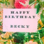 Becky Instagram - みなさま、たくさんのメッセージ、ありがとうございました。 昨日は最高すぎるお誕生日でした。 @sowel_by_katagirikakien の片桐さんが心をこめて育てたお花たちをお誕生日という事でたくさん贈ってくださり、さらにそこに　@duft__jp のちえみさんが私が好きそうなお花を重ねて届けてくださいました。 おうちが美しいお花でいっぱいです！ 本当に本当にありがとうございます。 いやー嬉しい。 ご縁に感謝です。