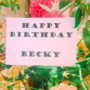 Becky Instagram - みなさま、たくさんのメッセージ、ありがとうございました。
昨日は最高すぎるお誕生日でした。

@sowel_by_katagirikakien の片桐さんが心をこめて育てたお花たちをお誕生日という事でたくさん贈ってくださり、さらにそこに　@duft__jp のちえみさんが私が好きそうなお花を重ねて届けてくださいました。
おうちが美しいお花でいっぱいです！
本当に本当にありがとうございます。

いやー嬉しい。
ご縁に感謝です。
