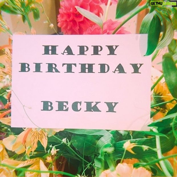 Becky - 7K Likes - みなさま、たくさんのメッセージ、ありがとうございました。
昨日は最高すぎるお誕生日でした。
@sowel_by_katagirikakien の片桐さんが心をこめて育てたお花たちをお誕生日という事でたくさん贈ってくださり、さらにそこに @duft__jp のちえみさんが私が好きそうなお花を重ねて届けてくださいました。
おうちが美しいお花でいっぱいです!
本当に本当にありがとうございます。
いやー嬉しい。
ご縁に感謝です。