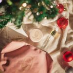 Becky Instagram – 突然ですが！
このあと20:00〜『NaturaLUNA…』からクリスマスコフレが2種類発売されます！

●つやつやSet (税込7,700円)
●きらきらSpecial Set(税込11,000円)

です。
基本の保湿アイテムに加え、どちらのセットにも限定品のマルチバームと、オリジナルポーチがついてます。
マルチバームは、リップにも髪にも使える優れもの🌸
さらに、それぞれのSetに私がデザインしたカードがついてきます🎄

『NaturaLUNA…』の公式LINEとお友だちになると、300円オフのクーポンも手に入るのでぜひ、お友だちになってください🌈

19:45〜インスタライブで詳しく説明するので気になる方はチェックしてください🎁

数量限定なのでお早めに❤️

みなさまが、つやつやで、きらきらな冬を過ごされること祈ってます💕