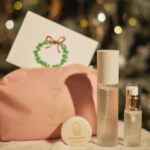 Becky Instagram – 突然ですが！
このあと20:00〜『NaturaLUNA…』からクリスマスコフレが2種類発売されます！

●つやつやSet (税込7,700円)
●きらきらSpecial Set(税込11,000円)

です。
基本の保湿アイテムに加え、どちらのセットにも限定品のマルチバームと、オリジナルポーチがついてます。
マルチバームは、リップにも髪にも使える優れもの🌸
さらに、それぞれのSetに私がデザインしたカードがついてきます🎄

『NaturaLUNA…』の公式LINEとお友だちになると、300円オフのクーポンも手に入るのでぜひ、お友だちになってください🌈

19:45〜インスタライブで詳しく説明するので気になる方はチェックしてください🎁

数量限定なのでお早めに❤️

みなさまが、つやつやで、きらきらな冬を過ごされること祈ってます💕