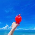 Becky Instagram - 9月かー！ 楽しい夏でした！ 今年の葉山は2回しか行けなかったなー。 もっと行きたかったなー。 でも相変わらず海の家　@blue_moon_hayama1997 さんは素敵！ 安心して食べられるご飯や飲み物がたくさん😭🍉 店員さんたちも優しいし、いつも最高な夏をありがとうございます。 海の家って夏だけの営業だけど、インスタ見ると、冬から竹の準備をしたり、畑も持ってるわけだし、一年を通して活動する壮大なプロジェクトですよね。 本当におつかれさまです！ また来年も楽しませてください！ さて！ 今夜7時から関テレで『ミリオンバイヤーベイビー』のオンエアです！ ナレーションさせてもらってます！ そしてDMM.TVで『横道ドラゴン』の5話が配信スタートしました！ 劇団ひとりさん✖️真木よう子さん✖️門脇麦さん主演のアドリブドラマなんですが、謎の女役で出演させてもらってます。 門脇麦さんの即興お芝居が凄すぎて、こちらも魂ぶつけて最高に楽しい時間を過ごしました！ ぜひ！！！