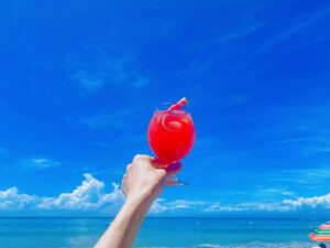 Becky Instagram - 9月かー！

楽しい夏でした！
今年の葉山は2回しか行けなかったなー。
もっと行きたかったなー。

でも相変わらず海の家　@blue_moon_hayama1997 さんは素敵！
安心して食べられるご飯や飲み物がたくさん😭🍉
店員さんたちも優しいし、いつも最高な夏をありがとうございます。

海の家って夏だけの営業だけど、インスタ見ると、冬から竹の準備をしたり、畑も持ってるわけだし、一年を通して活動する壮大なプロジェクトですよね。
本当におつかれさまです！
また来年も楽しませてください！

さて！
今夜7時から関テレで『ミリオンバイヤーベイビー』のオンエアです！
ナレーションさせてもらってます！

そしてDMM.TVで『横道ドラゴン』の5話が配信スタートしました！
劇団ひとりさん✖️真木よう子さん✖️門脇麦さん主演のアドリブドラマなんですが、謎の女役で出演させてもらってます。
門脇麦さんの即興お芝居が凄すぎて、こちらも魂ぶつけて最高に楽しい時間を過ごしました！
ぜひ！！！