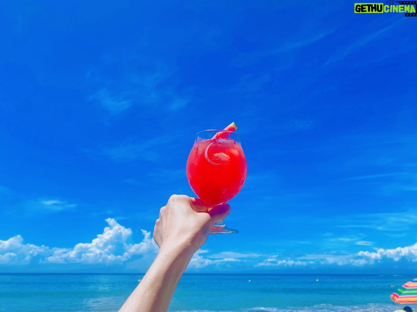 Becky - 6.6K Likes - 9月かー!
楽しい夏でした!
今年の葉山は2回しか行けなかったなー。
もっと行きたかったなー。
でも相変わらず海の家 @blue_moon_hayama1997 さんは素敵!
安心して食べられるご飯や飲み物がたくさん😭🍉
店員さんたちも優しいし、いつも最高な夏をありがとうございます。
海の家って夏だけの営業だけど、インスタ見ると、冬から竹の準備をしたり、畑も持ってるわけだし、一年を通して活動する壮大なプロジェクトですよね。
本当におつかれさまです!
また来年も楽しませてください!
さて!
今夜7時から関テレで『ミリオンバイヤーベイビー』のオンエアです!
ナレーションさせてもらってます!
そしてDMM.TVで『横道ドラゴン』の5話が配信スタートしました!
劇団ひとりさん✖️真木よう子さん✖️門脇麦さん主演のアドリブドラマなんですが、謎の女役で出演させてもらってます。
門脇麦さんの即興お芝居が凄すぎて、こちらも魂ぶつけて最高に楽しい時間を過ごしました!
ぜひ!!!