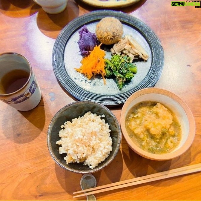 Becky Instagram - 今期2つめのお味噌仕込み。 ふーみん @fumie_nakajima のもとで、今回は甘辛味噌に挑戦! 出来上がりがたのしみです。 力仕事のあとには、ふーみんのおいしいごはん。 沁みる。染みる。 おかわりして、ふーみん梅干しも頂きました。 そこで気がつきました。 今まで私、味噌、醤油、ラー油、中国醤油、醤油麹、ニンニク麹、玉ねぎ麹、豆板醤、梅酒、梅シロップ…色々と仕込んできたけど、梅干し作ったことない🤣 ってことで、今年の目標はそれ! がんばります! ふーみんありがとうございました!