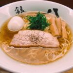 Becky Instagram – やばいっす。
結果から言うと、ラーメン屋さんの行列、3時間半並びました。

平日の昼間。
ラーメン仲間と『おいしいラーメン屋さんに行こう！』となり、銀座八五さんへ。
11:00時オープンだけど人気店なので早めの10:15にお店到着。
その時点で70人の行列。
オープン前だけど10:30の行列の時点でラーメン売り切れ。
まあ、かかって2時間くらいで着丼かな〜と思ってたら、3時間半でした🤣
これから行く方、犬ぞりに乗る時くらいあたたかい格好で行ってください！笑

シェフも素敵だし、ラーメンもおいしいし、１つ勲章ができた気分🤣
ごちそうさまでした。
本当においしかったです。
一緒に冒険してくれたラーメン仲間にも感謝。

一口メモ
●上にかかってるのはトリュフペッパーだって
●寒すぎて充電切れたからレンタル充電器を目の前のナチュローでゲット
●鳥鴨干し椎茸煮干しの出汁で最後に生ハム使ってるんだって
●無化調
●タレ不使用
●体冷えすぎて箸持てなくなって苦戦したから絶対手袋つけて並んで
●いい思い出
●ジャスティンビーバーも来店
●ジャスティンもラーメン仲間
●ジャスティンBFF