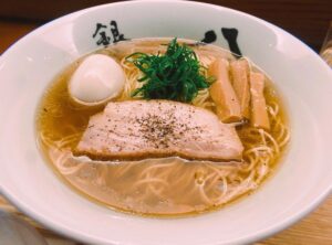 Becky Instagram - やばいっす。
結果から言うと、ラーメン屋さんの行列、3時間半並びました。

平日の昼間。
ラーメン仲間と『おいしいラーメン屋さんに行こう！』となり、銀座八五さんへ。
11:00時オープンだけど人気店なので早めの10:15にお店到着。
その時点で70人の行列。
オープン前だけど10:30の行列の時点でラーメン売り切れ。
まあ、かかって2時間くらいで着丼かな〜と思ってたら、3時間半でした🤣
これから行く方、犬ぞりに乗る時くらいあたたかい格好で行ってください！笑

シェフも素敵だし、ラーメンもおいしいし、１つ勲章ができた気分🤣
ごちそうさまでした。
本当においしかったです。
一緒に冒険してくれたラーメン仲間にも感謝。

一口メモ
●上にかかってるのはトリュフペッパーだって
●寒すぎて充電切れたからレンタル充電器を目の前のナチュローでゲット
●鳥鴨干し椎茸煮干しの出汁で最後に生ハム使ってるんだって
●無化調
●タレ不使用
●体冷えすぎて箸持てなくなって苦戦したから絶対手袋つけて並んで
●いい思い出
●ジャスティンビーバーも来店
●ジャスティンもラーメン仲間
●ジャスティンBFF