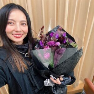 Becky Instagram - ドラマ『大病院占拠』ご視聴いただき、ありがとうございました！

駆け抜けました！
こんなにも全力になれる何かと出合えて幸せです！

素晴らしい方々と一緒に作品作りができて、本当にありがたいです。

ってか、『大病院占拠』おもしろすぎ！
本当に最高な作品！
感謝でいっぱいです！
ありがとうございました。

この出逢った出演者さんも、スタッフさんも、次の作品がんばってください！
ずっと応援しています！

観てくださった視聴者のみなさんが愛する人と素敵な日々を過ごせることも祈っております！

次のYouTubeで『大病院占拠』に関する質問コーナーやるので、ぜひYouTubeのコメント欄に質問書いてください♡

黒鬼のみさきちゃん、ばいばーーーーーい！