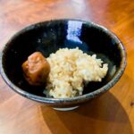 Becky Instagram – 今期２つめのお味噌仕込み。
ふーみん @fumie_nakajima のもとで、今回は甘辛味噌に挑戦！
出来上がりがたのしみです。

力仕事のあとには、ふーみんのおいしいごはん。
沁みる。染みる。
おかわりして、ふーみん梅干しも頂きました。

そこで気がつきました。
今まで私、味噌、醤油、ラー油、中国醤油、醤油麹、ニンニク麹、玉ねぎ麹、豆板醤、梅酒、梅シロップ…色々と仕込んできたけど、梅干し作ったことない🤣
ってことで、今年の目標はそれ！
がんばります！

ふーみんありがとうございました！