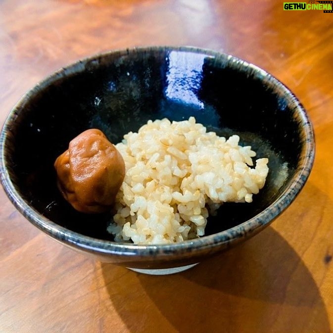 Becky Instagram - 今期2つめのお味噌仕込み。 ふーみん @fumie_nakajima のもとで、今回は甘辛味噌に挑戦! 出来上がりがたのしみです。 力仕事のあとには、ふーみんのおいしいごはん。 沁みる。染みる。 おかわりして、ふーみん梅干しも頂きました。 そこで気がつきました。 今まで私、味噌、醤油、ラー油、中国醤油、醤油麹、ニンニク麹、玉ねぎ麹、豆板醤、梅酒、梅シロップ…色々と仕込んできたけど、梅干し作ったことない🤣 ってことで、今年の目標はそれ! がんばります! ふーみんありがとうございました!