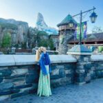 Becky Instagram – アレンデール王国は、昼も夜も美しいです。
でも夜のほうが『あっ🩵』となることも!
完全再現です!
ほんとに!