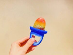 Becky Instagram - レインボーのアイスキャンディー作ってみました！

上から
1.苺＆オーツミルク
2.みかん
3.キウイ
4.ブルーベリー＆オーツミルク

です。
1番から型に流し入れて、少し固まった頃に次の段を入れていきます。
砂糖不使用で作ったから、味はなんか、おしい🌈笑
酸味が強いフルーツばかりだから次はハチミツ入れよう。

私はやっぱり体に負担の少ない料理やお菓子を作ることが好きなので、今年のYouTubeは、そっち系の動画をがんばろうかなと！
とりあえずストックで、お料理系3本くらい撮ってあるのでお楽しみに！