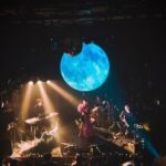 Becky Instagram – 6年ぶりのライブ『月夜に再会を』に来てくださったみなさま、配信を観てくださったみなさま、本当にありがとうございました。

もう、本当に、本当に、感謝の気持ちでいっぱいです。
こんな月が光り輝く素敵な場所で歌わせていただき、じーんとします。

私、大袈裟じゃなく、人生で1番ライブが楽しめたかもしれません。
なぜそう思えたかはまたこんどお伝えするとして…

キーボード＆バンドマスターの佐藤雄大さん！
パーカッションの野崎めぐみちゃん！
ギターの佐々木コジロー貴之さん！
事務所スタッフさん！
ボイトレの先生！
スタイリストさん！
ヘアメイクさん！
ライブハウスさん！
グッズを作ってくれた業者さん！
お花送ってくれた方！
LINE VOOMさん！
配信観てくださったみなさん！
来てくれた友だち！
そして来てくださったファンのみなさん！
もちろん成功を祈ってくれた遠くのファンのみなさんも！

本当にありがとうございました。

笑顔で送り出してくれた家族にもありがとう。

夏頃、子どもっちも来場できる場所でライブやろうかなと思ってます！
またぜひ！

追伸
ライブに来られなかったみなさま、お待たせしました！
ライブグッズ、オンライン販売スタートしました♡