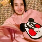 Becky Instagram – あけましておめでとうございます！

今年もおだやかに日々を過ごせますように🌸

ゆるデカな、楽ちん服に埋もれて過ごしております。

元日の夜ごはんはポテチだし、今日のランチはきなこのお菓子だし、全力でふせっせーを楽しんでます🌈

２日後くらいからちゃんとします！笑