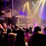 Becky Instagram – 6年ぶりのライブ『月夜に再会を』に来てくださったみなさま、配信を観てくださったみなさま、本当にありがとうございました。

もう、本当に、本当に、感謝の気持ちでいっぱいです。
こんな月が光り輝く素敵な場所で歌わせていただき、じーんとします。

私、大袈裟じゃなく、人生で1番ライブが楽しめたかもしれません。
なぜそう思えたかはまたこんどお伝えするとして…

キーボード＆バンドマスターの佐藤雄大さん！
パーカッションの野崎めぐみちゃん！
ギターの佐々木コジロー貴之さん！
事務所スタッフさん！
ボイトレの先生！
スタイリストさん！
ヘアメイクさん！
ライブハウスさん！
グッズを作ってくれた業者さん！
お花送ってくれた方！
LINE VOOMさん！
配信観てくださったみなさん！
来てくれた友だち！
そして来てくださったファンのみなさん！
もちろん成功を祈ってくれた遠くのファンのみなさんも！

本当にありがとうございました。

笑顔で送り出してくれた家族にもありがとう。

夏頃、子どもっちも来場できる場所でライブやろうかなと思ってます！
またぜひ！

追伸
ライブに来られなかったみなさま、お待たせしました！
ライブグッズ、オンライン販売スタートしました♡