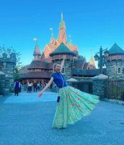Becky Instagram - 東京ディズニーシーに新しく登場したテーマポート『ファンタジースプリングス』に遊びに行かせていただきました🌈 感激感激感激。 本当に、本当に、素敵な機会をありがとうございます。 心から感謝です。 いっぱいアトラクション乗って レストランでお食事して ポップコーン食べて お土産買って 友だちとたくさんすれ違って🤣 まちがいなく2024年1番幸せな日でした！ ありがとうございます。 一回の投稿では書ききれないので、またアップさせてください。 ファンタジースプリングスは6月6日グランドオープン！ @tokyodisneyresort_official