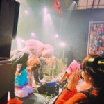 Becky Instagram – 6年ぶりのライブ『月夜に再会を』に来てくださったみなさま、配信を観てくださったみなさま、本当にありがとうございました。

もう、本当に、本当に、感謝の気持ちでいっぱいです。
こんな月が光り輝く素敵な場所で歌わせていただき、じーんとします。

私、大袈裟じゃなく、人生で1番ライブが楽しめたかもしれません。
なぜそう思えたかはまたこんどお伝えするとして…

キーボード＆バンドマスターの佐藤雄大さん！
パーカッションの野崎めぐみちゃん！
ギターの佐々木コジロー貴之さん！
事務所スタッフさん！
ボイトレの先生！
スタイリストさん！
ヘアメイクさん！
ライブハウスさん！
グッズを作ってくれた業者さん！
お花送ってくれた方！
LINE VOOMさん！
配信観てくださったみなさん！
来てくれた友だち！
そして来てくださったファンのみなさん！
もちろん成功を祈ってくれた遠くのファンのみなさんも！

本当にありがとうございました。

笑顔で送り出してくれた家族にもありがとう。

夏頃、子どもっちも来場できる場所でライブやろうかなと思ってます！
またぜひ！

追伸
ライブに来られなかったみなさま、お待たせしました！
ライブグッズ、オンライン販売スタートしました♡