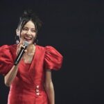 Becky Instagram - 昨夜、東京ドームで行われた『クリエイタードリームフェス』というイベントに出演させていただきました！ コムドットプロデュースのクリエイターたちの祭典！MCのひゅうがさんの横に立たせていただきました。 いやー、楽しい〜。 楽しかったーーーー！ クリエイターのみなさん、すごーーー！ こんな夢の大舞台に立たせていただき、ただただ感謝です！ 本番前にひゅうがくんに『何か気をつけることある？』って聞きに行ったら『ないっす！もう、楽しんでやりましょう！』って言ってくれて、どっちが先輩！？みたいな。 お仕事を楽しむことの大切を学びました。 他のメンバーも最高。 夢の宣言のステージで、一言一言丁寧に紡いでるあむぎりくんのまっすぐな姿に胸打たれました。 本番でダンク決めちゃうスター性がありながら、私のくだらない悪ノリにガハハと笑ってくれる少年のようなゆうたくんに救われました。 あんな大舞台でもブレず、変わらず、自分らしくいられるゆうまくんの姿に刺激を受けました。 そして総合プロデューサーのやまとくん！ サングラスでカッチョよく登場する姿も素敵だったけど、『ダサかった』って自分に言えちゃうのもカッチョいいと思いました！ 昨日アップデートされたコムドット、私は応援します！ 他のクリエイターのみなさん、スタッフのみなさん、そして何よりも長時間盛り上がってくれたファンの皆さま、PPVをご覧になってた皆さま、ありがとうございました！ ちょっとまだ書きたいことあるから、今日、CDFについてアメブロ鬼更新する🤣 追伸 終演後はメンディー君の差し入れドーナツをぱくり。 いつもとは違うキラキラメイクわかるー？✨