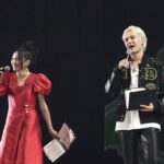 Becky Instagram - 昨夜、東京ドームで行われた『クリエイタードリームフェス』というイベントに出演させていただきました！ コムドットプロデュースのクリエイターたちの祭典！MCのひゅうがさんの横に立たせていただきました。 いやー、楽しい〜。 楽しかったーーーー！ クリエイターのみなさん、すごーーー！ こんな夢の大舞台に立たせていただき、ただただ感謝です！ 本番前にひゅうがくんに『何か気をつけることある？』って聞きに行ったら『ないっす！もう、楽しんでやりましょう！』って言ってくれて、どっちが先輩！？みたいな。 お仕事を楽しむことの大切を学びました。 他のメンバーも最高。 夢の宣言のステージで、一言一言丁寧に紡いでるあむぎりくんのまっすぐな姿に胸打たれました。 本番でダンク決めちゃうスター性がありながら、私のくだらない悪ノリにガハハと笑ってくれる少年のようなゆうたくんに救われました。 あんな大舞台でもブレず、変わらず、自分らしくいられるゆうまくんの姿に刺激を受けました。 そして総合プロデューサーのやまとくん！ サングラスでカッチョよく登場する姿も素敵だったけど、『ダサかった』って自分に言えちゃうのもカッチョいいと思いました！ 昨日アップデートされたコムドット、私は応援します！ 他のクリエイターのみなさん、スタッフのみなさん、そして何よりも長時間盛り上がってくれたファンの皆さま、PPVをご覧になってた皆さま、ありがとうございました！ ちょっとまだ書きたいことあるから、今日、CDFについてアメブロ鬼更新する🤣 追伸 終演後はメンディー君の差し入れドーナツをぱくり。 いつもとは違うキラキラメイクわかるー？✨
