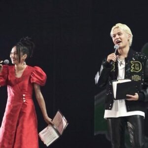 Becky Instagram - 昨夜、東京ドームで行われた『クリエイタードリームフェス』というイベントに出演させていただきました！
コムドットプロデュースのクリエイターたちの祭典！MCのひゅうがさんの横に立たせていただきました。

いやー、楽しい〜。
楽しかったーーーー！
クリエイターのみなさん、すごーーー！
こんな夢の大舞台に立たせていただき、ただただ感謝です！

本番前にひゅうがくんに『何か気をつけることある？』って聞きに行ったら『ないっす！もう、楽しんでやりましょう！』って言ってくれて、どっちが先輩！？みたいな。
お仕事を楽しむことの大切を学びました。

他のメンバーも最高。

夢の宣言のステージで、一言一言丁寧に紡いでるあむぎりくんのまっすぐな姿に胸打たれました。

本番でダンク決めちゃうスター性がありながら、私のくだらない悪ノリにガハハと笑ってくれる少年のようなゆうたくんに救われました。

あんな大舞台でもブレず、変わらず、自分らしくいられるゆうまくんの姿に刺激を受けました。

そして総合プロデューサーのやまとくん！
サングラスでカッチョよく登場する姿も素敵だったけど、『ダサかった』って自分に言えちゃうのもカッチョいいと思いました！

昨日アップデートされたコムドット、私は応援します！

他のクリエイターのみなさん、スタッフのみなさん、そして何よりも長時間盛り上がってくれたファンの皆さま、PPVをご覧になってた皆さま、ありがとうございました！

ちょっとまだ書きたいことあるから、今日、CDFについてアメブロ鬼更新する🤣

追伸
終演後はメンディー君の差し入れドーナツをぱくり。
いつもとは違うキラキラメイクわかるー？✨