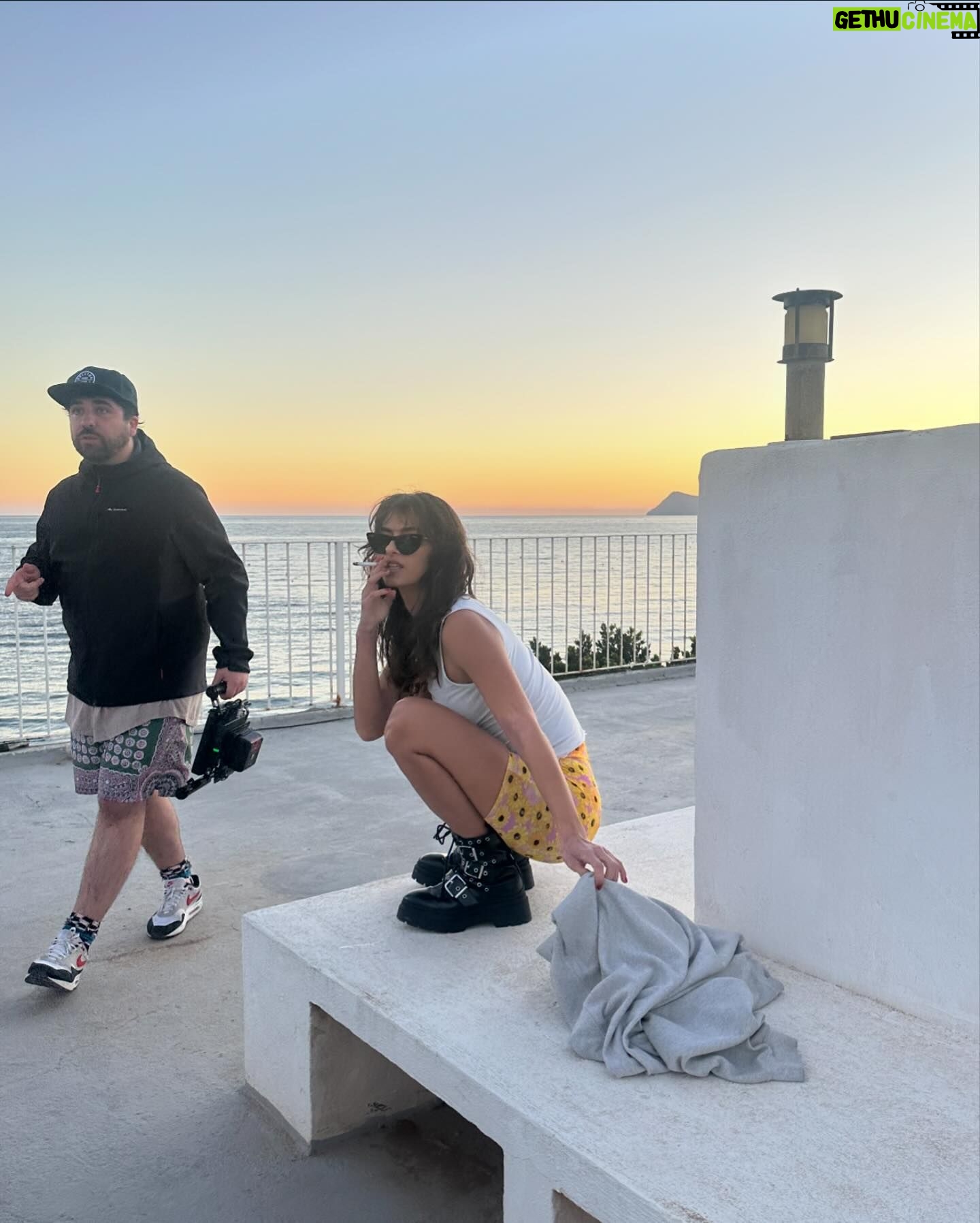Begoña Vargas Instagram - Nunca hice un behind the scenes de cuando grabamos "Todo lo que me mata" 🖤 Aquí va!!!!! Gracias a cada personita de este equipo, siempre estoy tan bien rodeada…. gracias gracias gracias✨ 🐍🍉🌸🦋🌻🍓🦁☔️🥝🍑🌺🪼🫀🪽💃🏽