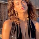 Begoña Vargas Instagram - Nunca hice un behind the scenes de cuando grabamos "Todo lo que me mata" 🖤 Aquí va!!!!! Gracias a cada personita de este equipo, siempre estoy tan bien rodeada…. gracias gracias gracias✨ 🐍🍉🌸🦋🌻🍓🦁☔️🥝🍑🌺🪼🫀🪽💃🏽