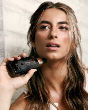 Begoña Vargas Instagram - My perfect allies for day & night

Dark Oil & Re-Shaper 🖤

@sebastianproes 
#styleisfluid