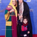 Behnoush Bakhtiari Instagram - امروز سالگرد فوت ازاده است …ازاده نامداری شیرین زبان بود…. دمش گرم بود… توی دهانش کلی کلمه ناز ریخته بود که نمیدونستی کدومش رو برداری و کجای دلت بذاری…اگه خط متروی شمال تا جنوب رو باهاش حرف میزدی،باز هم موقع خداحافظی یخ میریخت توی داغی قلب…او وقتی آدما رو میدید میخواست بدونه کجای حالت درد میکنه… کدوم سمت صورتت خندیده….بوی پاک کن میداد…. بید مجنون بود… به شدت حیف بود برای خاک… ازاده جان همین روزها بود که یهو دلت گرفت و کنده شد از زمین و زمان و آدما…. درست مثل من که دلم از همه کنده شده…ولی بدون تو کسی نیستی که از یادها بروی …. گندمت میروید و برکت خالص میشود و یادگاری تو برای مردم ایران میشود…. روحت شاد و یادت سخت گرامی😢