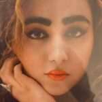 Behnoush Bakhtiari Instagram - این عکس رو در انباری منزل پدر پیدا کردم… خیلی خیلی قدیمیه… هنوز بینی ام رو هم عمل نکرده بودم … عاقل تر از الان بودم 😂یادمه یه آرایش کج و کوله کردم و ابروهای پر پشت رو باز توش مدادی کشیدم و شبیه غول فیلمای هارولد لوید شدم و رفتم عکاسی….بعد این عکس بود که لگدهایی به بخت خودم زدم که بروسلی به حریفش نزد😂😂 پی نوشت: شل و‌پلتونم❤️