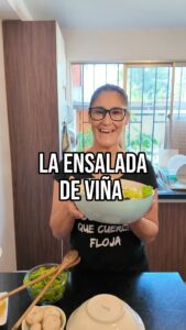 Belén Mora Instagram - “ Y LA ENSALÁ?” Acá esta! Oye el año pa INTENSO! 😎 Lo bueno es que ya estoy bien Anoten: - Lechuga francesa - Rucula - Berros - Champiñones paris ( lo tipicos blanquitos del super) - Aceitunas - Naranja - Queso parmesano Para la vinagreta: - Aceite de Oliva - Aceto balsamico - jugo de medio limon - jugo de 1 naranja - cdta jengibre - cdta mostaza dijon - Sal//Pimienta a gusto