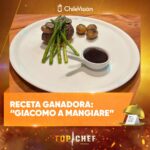 Belén Mora Instagram - ¡UN FILETE GANADOR! 👏🏻 Belén Mora conquistó a los jueces de #TopChefCHV con su “Giacomo a mangiare” ✨ Atent@ a los ingredientes y al paso a paso 😉 INGREDIENTES: -1 medallón de filete -Foie gras de pato o ganso -Láminas de trufa -Papas -Espárragos -Vino Tinto -Arándanos -Pan molde PASO A PASO 1. Sellar el filete con mantequilla y cocinar. Voltea, sazonar con sal y deja otros 2 minutos sobre el sartén. 2. Debes cortar el foie en laminas más o menos 1,5 centímetros de ancho. Este es el grosor ideal porque en menos tiempo conseguiremos un color dorado y una textura crujiente en el exterior, y que el interior esté caliente. Para realizar los cortes recomendamos usar un cuchillo fino, y pasar su filo por agua caliente para que el corte sea lo más limpio posible. De esta manera la pieza foie no se sufrirá y obtendremos unos escalopes perfectos. 3. Es esencial que el foie esté frío, no atemperado, para evitar que se derrita y acabe perdiendo su forma. 4. Mientras cortamos la pieza de foie calentamos la sartén a fuego alto, debe estar muy caliente y debes cocinarlo dos minutos por lado. No hará falta añadir aceite ya que la propia grasa del escalope será suficiente. 5. Cocer las papas en agua hirviendo con una pizca de sal, luego de que estén cocidas pasar por mantequilla trufada. 6. Los espárragos debes cocinarlos en agua hirviendo y luego terminarlos en un sartén con mantequilla. 7. Mientras que el pan debes tostarlo con la mantequilla trufada. 8. Colocar el vino tinto, y los arándonos a cocinar en un sartén sin revolverlos, luego agrega agua con maicena para espesar, si quieres una salsa más agridulce agrégale una cucharadita de azúcar morena. 9. Para emplatar debes poner la tostada a un costado del plato, arriba el filete, luego el foie gras y para finalizar las laminas de trufa. En un lado las papas doradas y por encima los espárragos, puedes agregar la salsa en un recipiente al lado o simplemente pincelar el plato con la salsa.