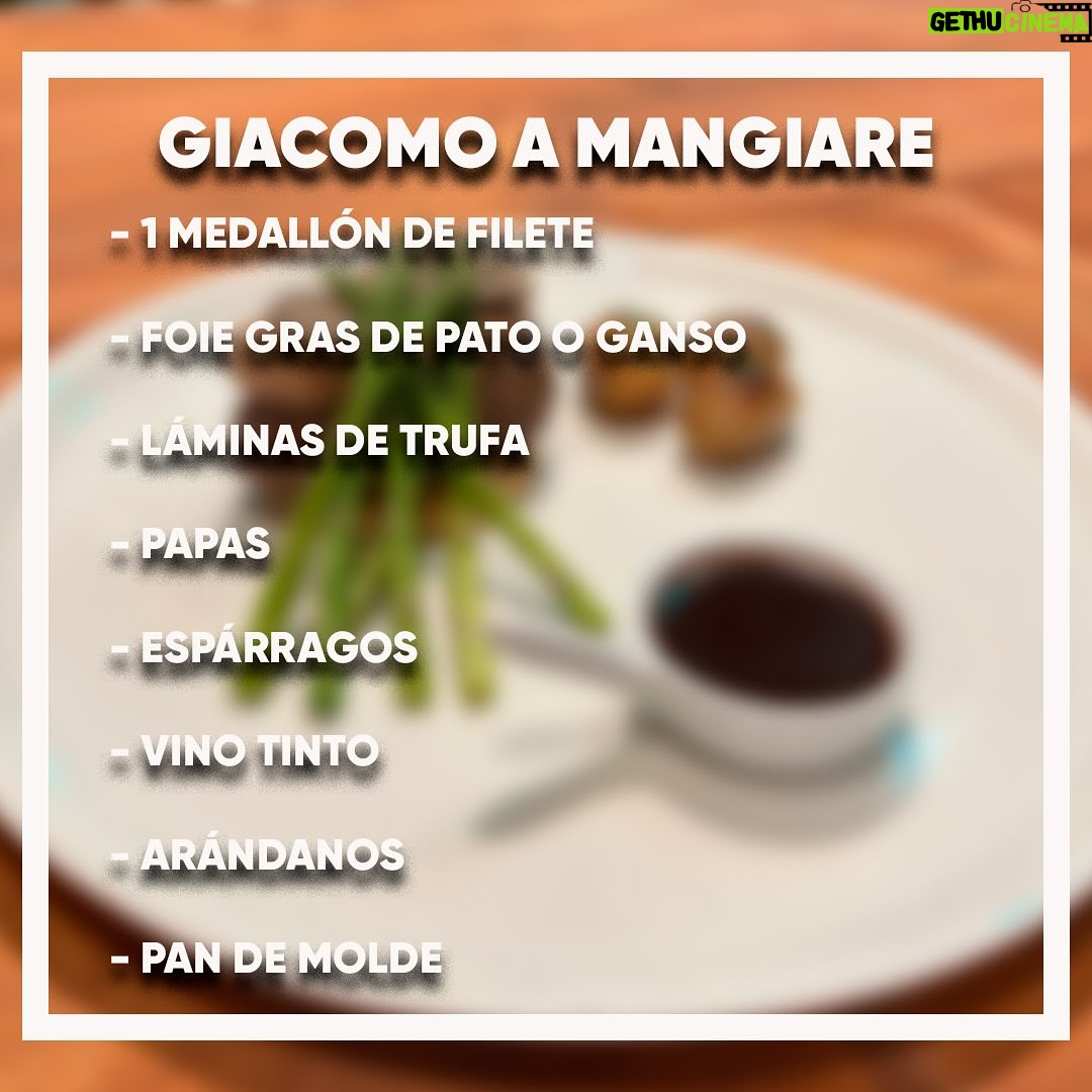 Belén Mora Instagram - ¡UN FILETE GANADOR! 👏🏻 Belén Mora conquistó a los jueces de #TopChefCHV con su “Giacomo a mangiare” ✨ Atent@ a los ingredientes y al paso a paso 😉 INGREDIENTES: -1 medallón de filete -Foie gras de pato o ganso -Láminas de trufa -Papas -Espárragos -Vino Tinto -Arándanos -Pan molde PASO A PASO 1. Sellar el filete con mantequilla y cocinar. Voltea, sazonar con sal y deja otros 2 minutos sobre el sartén. 2. Debes cortar el foie en laminas más o menos 1,5 centímetros de ancho. Este es el grosor ideal porque en menos tiempo conseguiremos un color dorado y una textura crujiente en el exterior, y que el interior esté caliente. Para realizar los cortes recomendamos usar un cuchillo fino, y pasar su filo por agua caliente para que el corte sea lo más limpio posible. De esta manera la pieza foie no se sufrirá y obtendremos unos escalopes perfectos. 3. Es esencial que el foie esté frío, no atemperado, para evitar que se derrita y acabe perdiendo su forma. 4. Mientras cortamos la pieza de foie calentamos la sartén a fuego alto, debe estar muy caliente y debes cocinarlo dos minutos por lado. No hará falta añadir aceite ya que la propia grasa del escalope será suficiente. 5. Cocer las papas en agua hirviendo con una pizca de sal, luego de que estén cocidas pasar por mantequilla trufada. 6. Los espárragos debes cocinarlos en agua hirviendo y luego terminarlos en un sartén con mantequilla. 7. Mientras que el pan debes tostarlo con la mantequilla trufada. 8. Colocar el vino tinto, y los arándonos a cocinar en un sartén sin revolverlos, luego agrega agua con maicena para espesar, si quieres una salsa más agridulce agrégale una cucharadita de azúcar morena. 9. Para emplatar debes poner la tostada a un costado del plato, arriba el filete, luego el foie gras y para finalizar las laminas de trufa. En un lado las papas doradas y por encima los espárragos, puedes agregar la salsa en un recipiente al lado o simplemente pincelar el plato con la salsa.