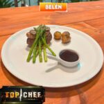 Belén Mora Instagram - ¡UN FILETE GANADOR! 👏🏻 Belén Mora conquistó a los jueces de #TopChefCHV con su “Giacomo a mangiare” ✨ Atent@ a los ingredientes y al paso a paso 😉 INGREDIENTES: -1 medallón de filete -Foie gras de pato o ganso -Láminas de trufa -Papas -Espárragos -Vino Tinto -Arándanos -Pan molde PASO A PASO 1. Sellar el filete con mantequilla y cocinar. Voltea, sazonar con sal y deja otros 2 minutos sobre el sartén. 2. Debes cortar el foie en laminas más o menos 1,5 centímetros de ancho. Este es el grosor ideal porque en menos tiempo conseguiremos un color dorado y una textura crujiente en el exterior, y que el interior esté caliente. Para realizar los cortes recomendamos usar un cuchillo fino, y pasar su filo por agua caliente para que el corte sea lo más limpio posible. De esta manera la pieza foie no se sufrirá y obtendremos unos escalopes perfectos. 3. Es esencial que el foie esté frío, no atemperado, para evitar que se derrita y acabe perdiendo su forma. 4. Mientras cortamos la pieza de foie calentamos la sartén a fuego alto, debe estar muy caliente y debes cocinarlo dos minutos por lado. No hará falta añadir aceite ya que la propia grasa del escalope será suficiente. 5. Cocer las papas en agua hirviendo con una pizca de sal, luego de que estén cocidas pasar por mantequilla trufada. 6. Los espárragos debes cocinarlos en agua hirviendo y luego terminarlos en un sartén con mantequilla. 7. Mientras que el pan debes tostarlo con la mantequilla trufada. 8. Colocar el vino tinto, y los arándonos a cocinar en un sartén sin revolverlos, luego agrega agua con maicena para espesar, si quieres una salsa más agridulce agrégale una cucharadita de azúcar morena. 9. Para emplatar debes poner la tostada a un costado del plato, arriba el filete, luego el foie gras y para finalizar las laminas de trufa. En un lado las papas doradas y por encima los espárragos, puedes agregar la salsa en un recipiente al lado o simplemente pincelar el plato con la salsa.