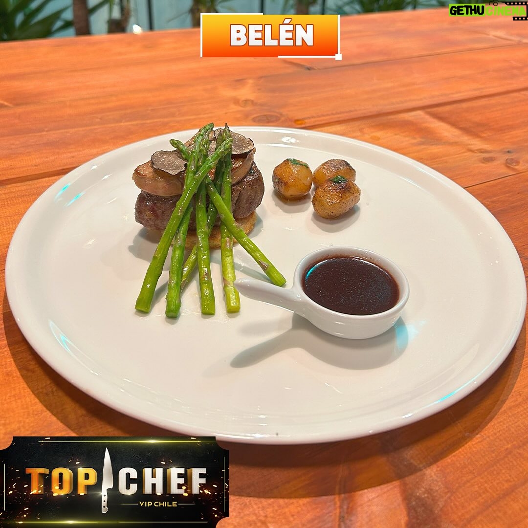 Belén Mora Instagram - ¡UN FILETE GANADOR! 👏🏻 Belén Mora conquistó a los jueces de #TopChefCHV con su “Giacomo a mangiare” ✨ Atent@ a los ingredientes y al paso a paso 😉 INGREDIENTES: -1 medallón de filete -Foie gras de pato o ganso -Láminas de trufa -Papas -Espárragos -Vino Tinto -Arándanos -Pan molde PASO A PASO 1. Sellar el filete con mantequilla y cocinar. Voltea, sazonar con sal y deja otros 2 minutos sobre el sartén. 2. Debes cortar el foie en laminas más o menos 1,5 centímetros de ancho. Este es el grosor ideal porque en menos tiempo conseguiremos un color dorado y una textura crujiente en el exterior, y que el interior esté caliente. Para realizar los cortes recomendamos usar un cuchillo fino, y pasar su filo por agua caliente para que el corte sea lo más limpio posible. De esta manera la pieza foie no se sufrirá y obtendremos unos escalopes perfectos. 3. Es esencial que el foie esté frío, no atemperado, para evitar que se derrita y acabe perdiendo su forma. 4. Mientras cortamos la pieza de foie calentamos la sartén a fuego alto, debe estar muy caliente y debes cocinarlo dos minutos por lado. No hará falta añadir aceite ya que la propia grasa del escalope será suficiente. 5. Cocer las papas en agua hirviendo con una pizca de sal, luego de que estén cocidas pasar por mantequilla trufada. 6. Los espárragos debes cocinarlos en agua hirviendo y luego terminarlos en un sartén con mantequilla. 7. Mientras que el pan debes tostarlo con la mantequilla trufada. 8. Colocar el vino tinto, y los arándonos a cocinar en un sartén sin revolverlos, luego agrega agua con maicena para espesar, si quieres una salsa más agridulce agrégale una cucharadita de azúcar morena. 9. Para emplatar debes poner la tostada a un costado del plato, arriba el filete, luego el foie gras y para finalizar las laminas de trufa. En un lado las papas doradas y por encima los espárragos, puedes agregar la salsa en un recipiente al lado o simplemente pincelar el plato con la salsa.