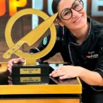 Belén Mora Instagram – ¡Una gigante! 👏🤩

Tras 40 capítulos y un gran desempeño en las cocinas de #TopChefCHV, Belén Mora se consagró como la gran ganadora de Top Chef VIP.

¡FELICITACIONES! 🎉 

#CHVNoticias #CHVShow #FinalTopChef