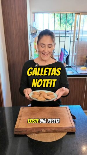 Belén Mora Instagram - GALLETAS PAL ALMA! Salio recetita dulce! 
Anoten que se me va a olvidar 😀
-150 grs mantequilla a temperatura ambiente
- 80 grs azucar blanca
- 80 grs azucar morena 
- 1 huevo grande
- 225 grs harina sin polvos
- 1/2 cdta polvos de hornear
- 1/2 cdta bicarbonato
- 1/2 cdta sal 
- 180 grs chips de chocolate 
- SAL PARRILLERA 

Ya si quieren irse a la vrg y chanchear, haganlas sanguchito y rellenenlas con mantequilla de mani. Ideales paraesa amsiedad que llega de repente. Vienen con culpa despues. Ya subire una receta para eso ☝🏻