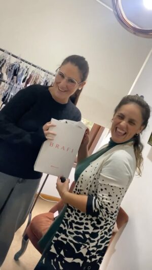 Belén Mora Instagram - ¡Lo logramos! después de 4 años sin encontrar sostenes, nuestra querida @belenaza_ encontró su talla y calce perfecto de sostén 💅🏼Como nunca antes lo había tenido ✨ Nos reímos como nunca, véanlo hasta el final 😂 

😍Si tú no sabes tú talla o no encuentras bra, nuestra asesoría es gratis de forma online y presencial 🙌🏼

✨Tenemos más de 40 posibles combinaciones de bra, desde la más chica a la más grande. Regálense este tiempito para ustedes y hagan su #brafitting a costo cero

Gracias querida Belen por la confianza y tú carisma, nos hiciste reír toda la mañana 😂💖

 👌🏼 ¡Las esperamos! #brafittingenchile #belenmora #belenaza #lenceriachile