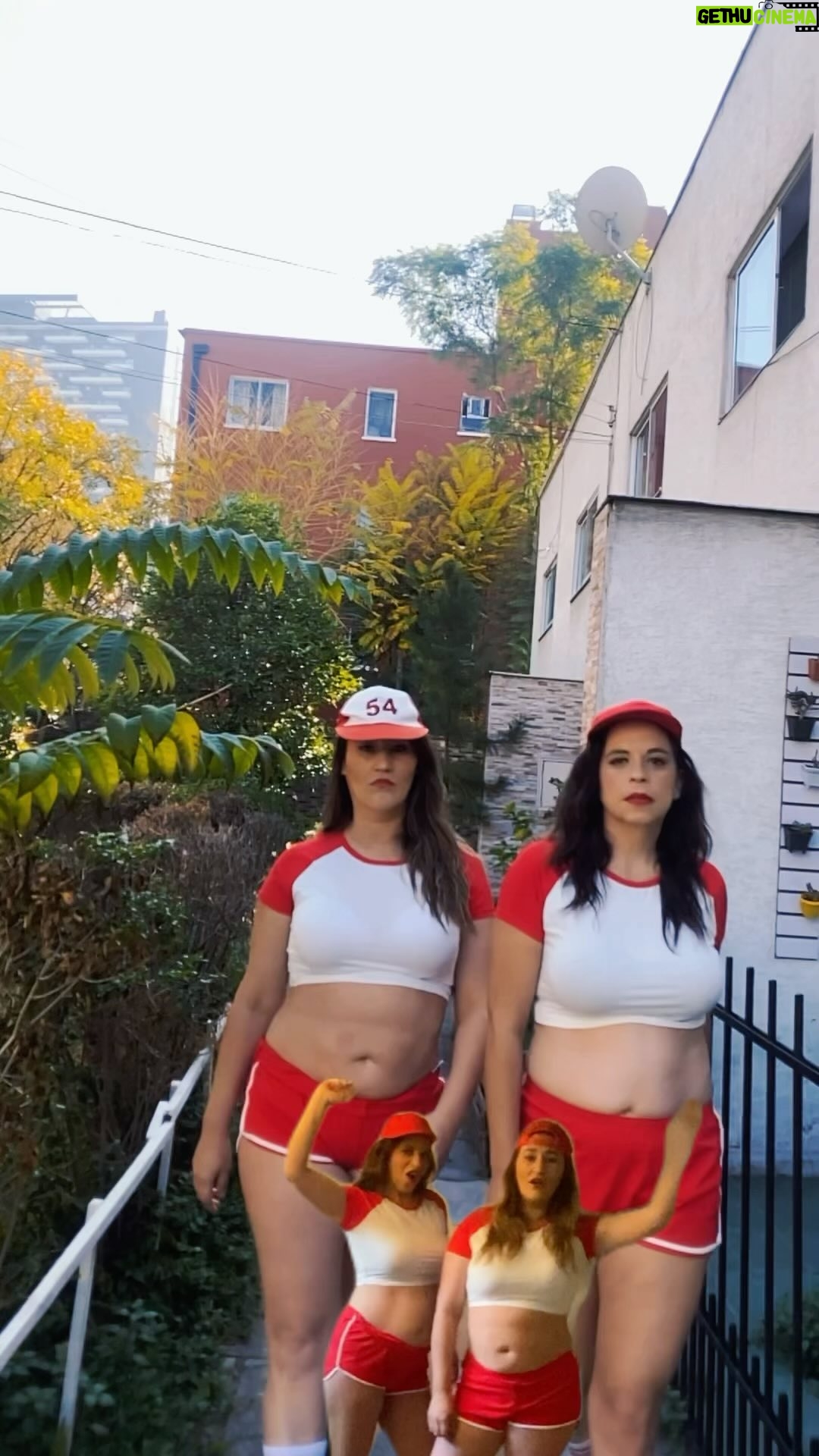 Belén Mora Instagram - Un show de comedia mediocre, deficiente, de baja calidad pero con mucha autoestima. Promociones especiales para grupos de amigas. Nos vemos este 01 de Junio a las 19:00hrs en @palermoteatrobar Chistes, concursos, premios, regalos, sorpresas y mucho más. #charchas #standupcomedy #amigas