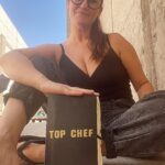 Belén Mora Instagram - Empece este año cumpliendo un objetivo que tenia hace mucho tiempo. Desarrollar una pasión que es tan emocionante y vigorizante como estar en un escenario. Cada día que pasa encuentro mas similitudes entre el arte de cocinar con el arte de actuar. Ambos me dan la posibilidad de mostrar una parte de mi que no se ve a primera vista. Ambos requieren disciplina, ensayo, errores, fracasos y exitos. El oficio que hay detrás de un plato, es el mismo que hay detras de una obra de teatro, o de un personaje. Hay creación, instinto, estudio, frustración, memoria , historia, ensayo, y mucha emoción. Y, al igual que en el teatro, es un trabajo en equipo. Es una creación colectiva. Las ganas de que quien pruebe tu preparacion le guste se asemejan mucho a la espera del aplauso. Buscamos la aprobacion de un otro, que ojalá pueda ver todo el trabajo y el cariño que pusimos, pero que tambien destaque la técnica. Ambos son un servicio. Servir al otro, ejercicio constante de humildad. Al final, no importa si les caes bien o mal, no importa si ensayaste meses o tuviste la suerte de que te saliera bien . Si logras un aplauso, un “mmm”, o una levantadita de cejas inevitable porque les entregaste algo que no se esperaban. Top Chef me devolvio ese nudo en la guata que sentía en primer año de teatro al atreverme a mostrar algo que no habia mostrado. Me devolvio ese hambre al riesgo, a darlo todo y bien condimentado. Asi que si ven el programa, y me ven llorar, o gritar un “conchatumadre”, es porque lo estoy viviendo a concho, lo estoy gozando y puta madre que estoy aprendiendo. No se si voy a ganar, si gano, LA RAJA ( aviso que voy a gritar y llorar) . Pero si no pasa, no importa. Despues de un año mas que complejo, naci de nuevo. Y agarrense que nací mas fuerte. Las personas que he conocido en el programa, ya me marcaron y para mejor . Todos ahi sienten lo mismo que yo. Y por eso este programa es tan lindo. Se llega a sentir el latido del compañero, que esta tán avido de sorprender como yo. Todos competimos con todos, pero nuestra mayor competencia somos nosotros. Gran proyecto. Gracias. ❤️ #OIDOCHEF