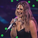 Belén Mora Instagram - Hace un año me subi al escenario del Festival de Viña. Cuanto ha pasado desde ese dia! Y cuanto paso antes! Agradecida de todo lo vivido. Lo bueno y lo malo. Hoy cambie el microfono por un cuchillo, la gaviota te la cocino y aprendi a hacer una ensalada . Y estoy tan estresada en @topchefvip.chile que me subiria a que me pifearan para relajarme. La comedia es tragedia mas tiempo. Esperense que termine de cocinar que vuelvo de hocico al standup. Gracias a quienes han estado.